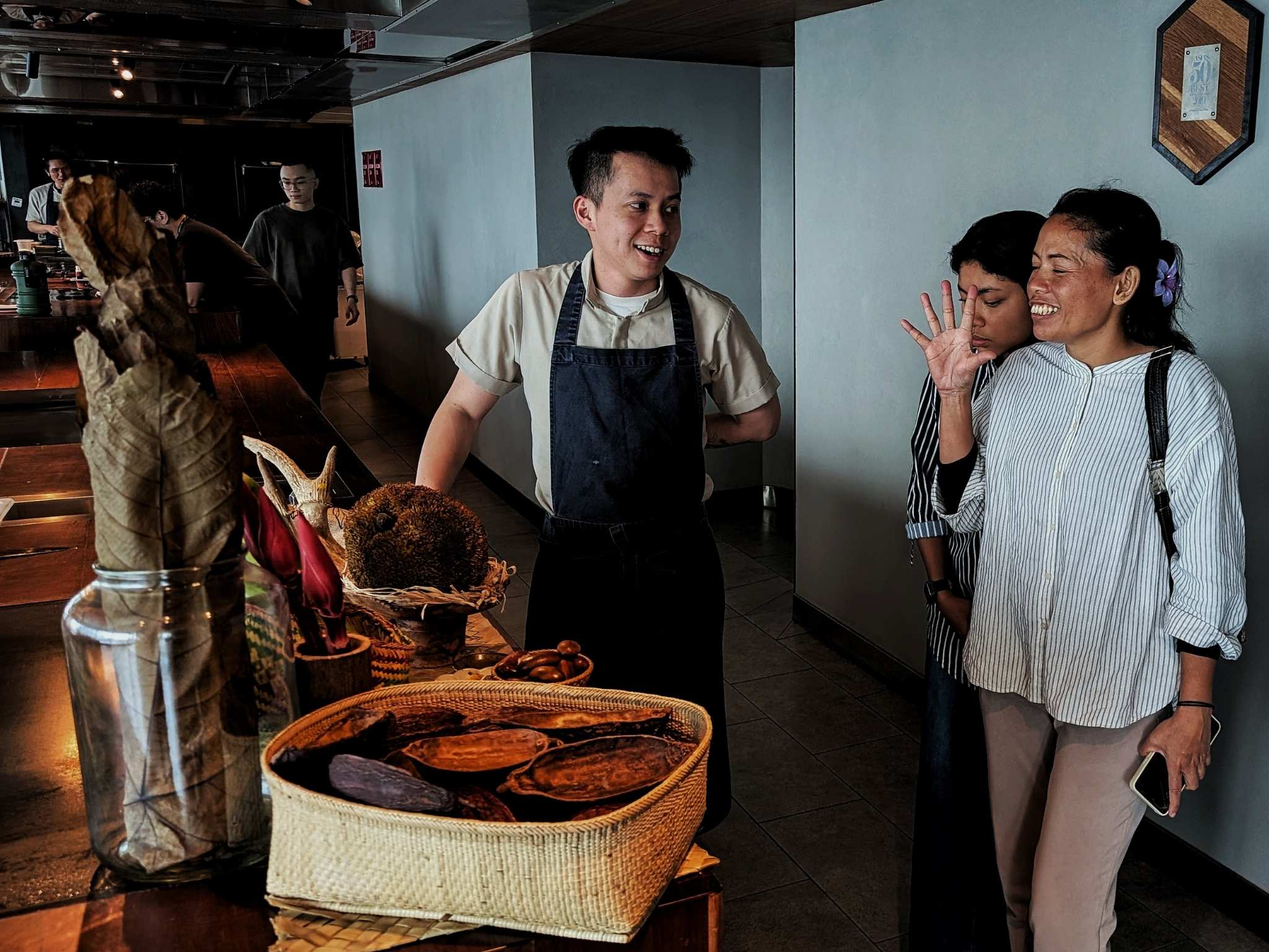 Wong gives Salmiah and her daughter a tour of the foraged ingredients used in Dewakan, some of it sourced with the help of Temuan foragers from her village in Serendah, Selangor. © Ethan Lau