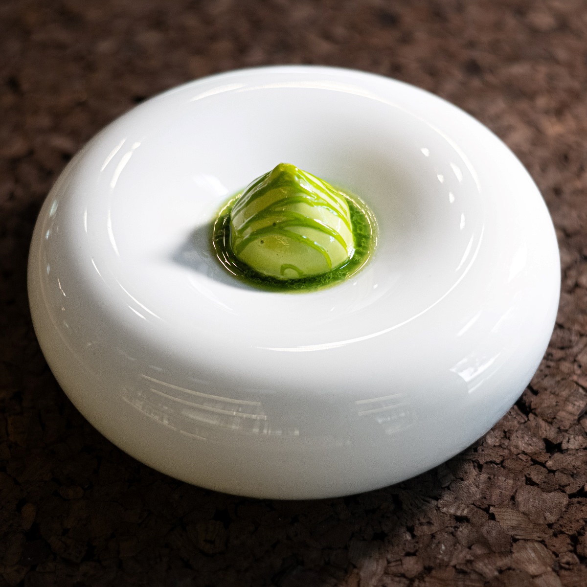 Higo coll de dama de Alguaire, con cangrejo real y aceite elaborado con hoja de higuera, plato del restaurante La Boscana, ahora con dos Estrellas MICHELIN en Bellvís. © alexandra balaguer/la boscana 