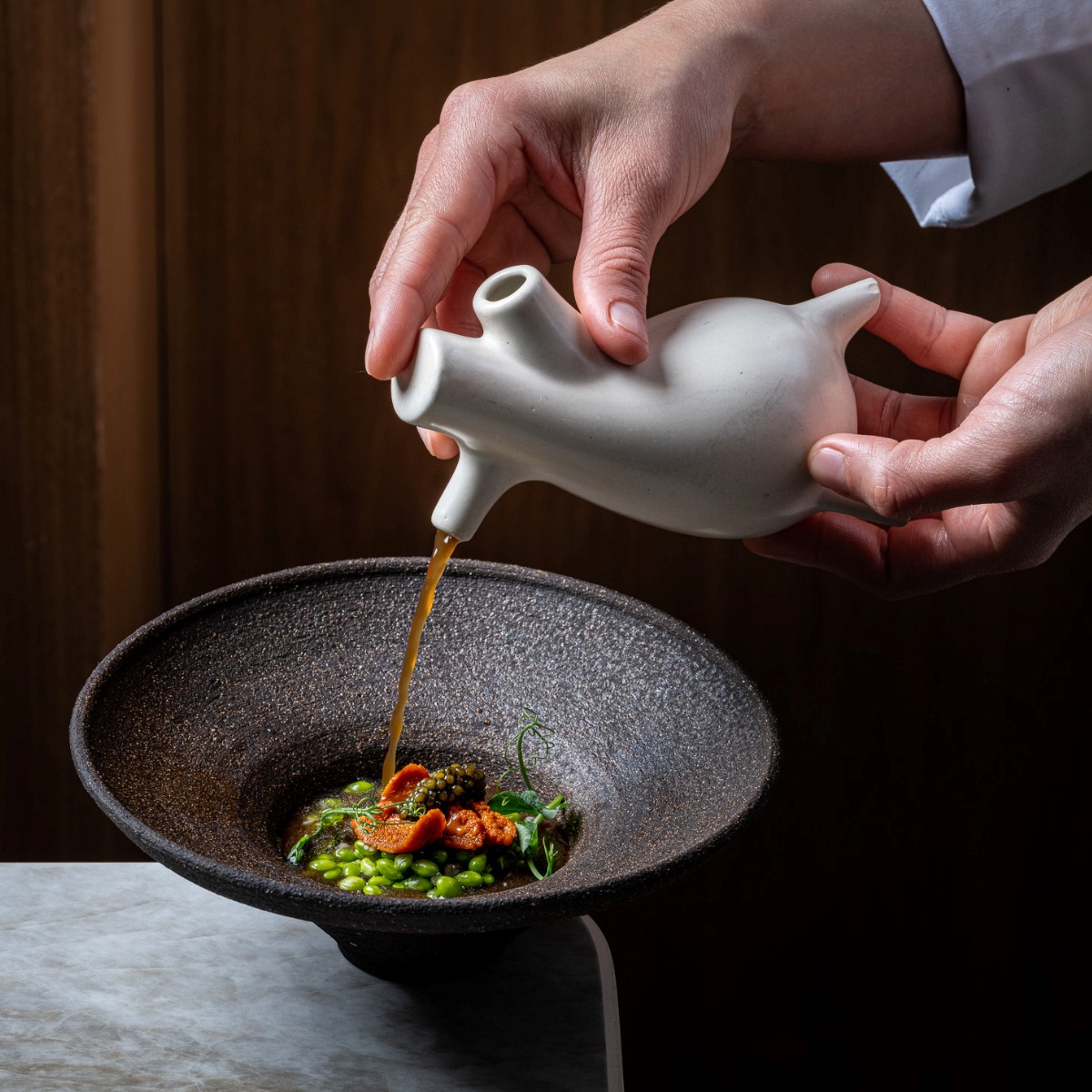 Guisante del Maresme con sopa de cebolla y erizo de mar, en el restaurante Quirat, de Barcelona, con una Estrella MICHELIN. © Mikel Ponce/Quirat