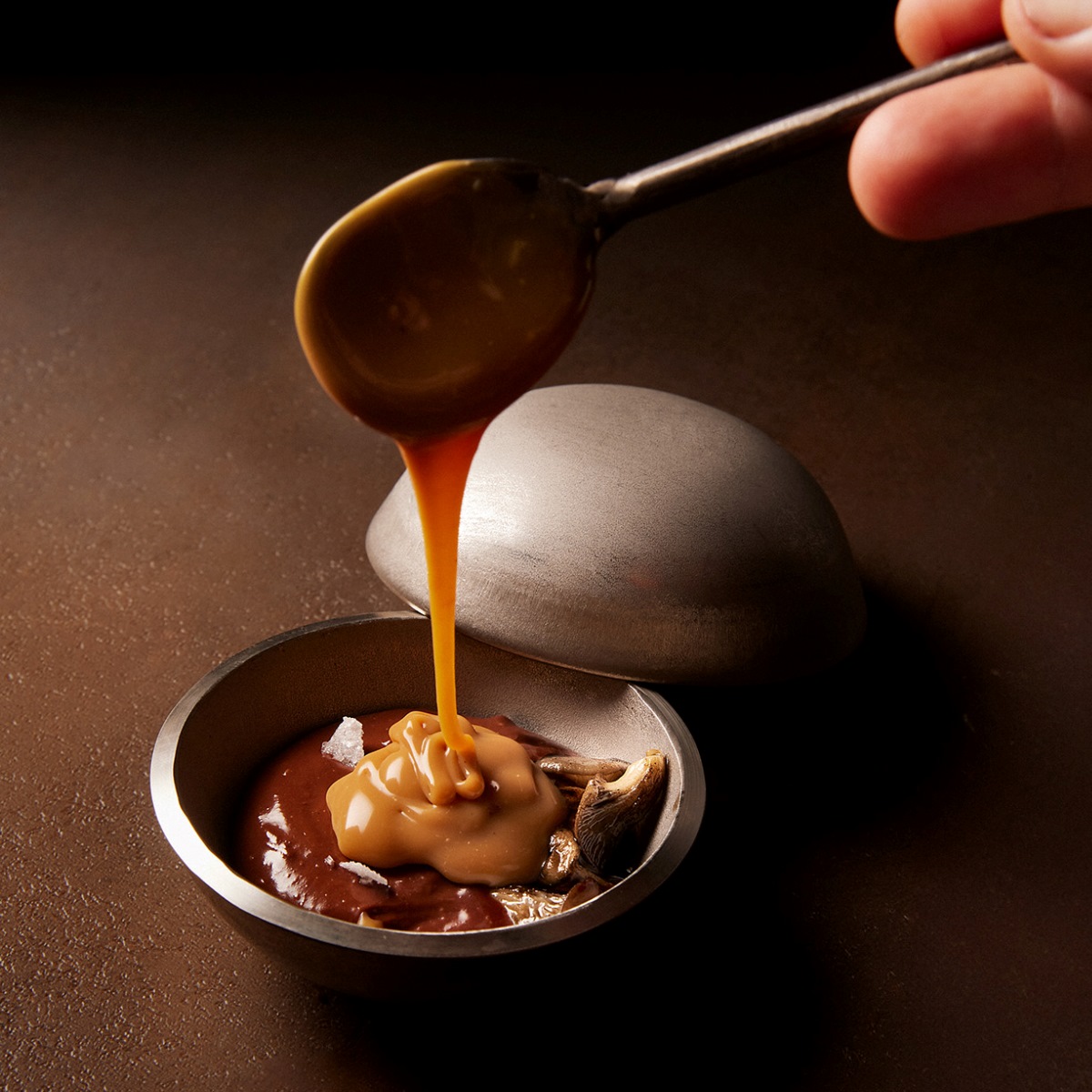 El restaurante Bakea, galardonado con una Estrella MICHELIN, ofrece platos con raíces vascas muy marcadas, elaborados siempre a partir de productos de proximidad. © Asier Gómez/Bakea