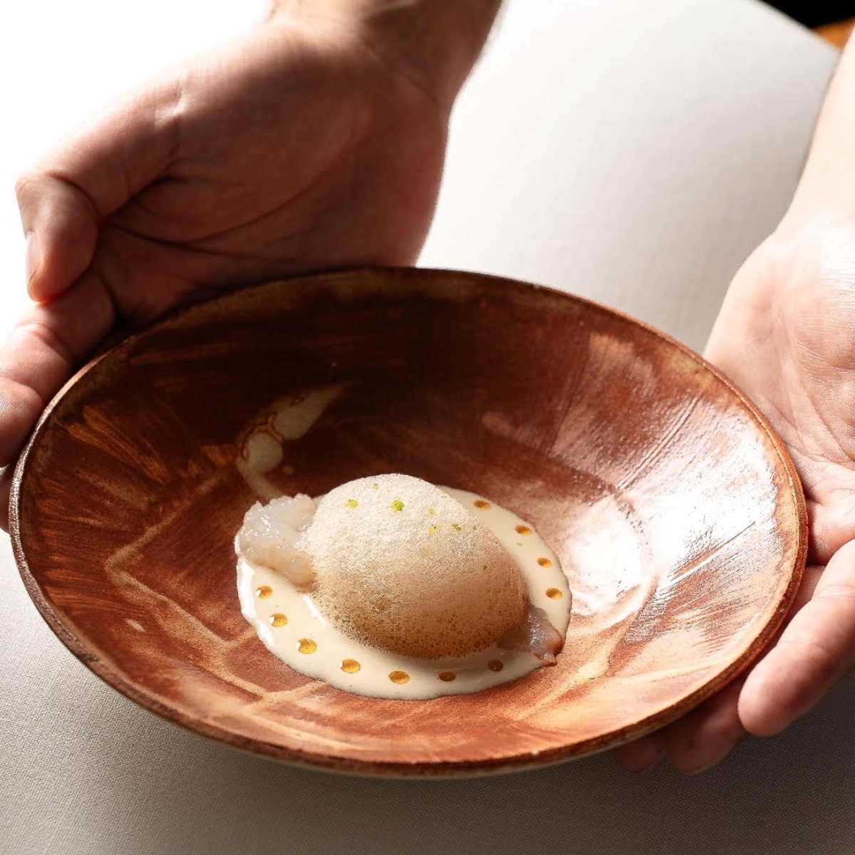 Cigala a la brasa, beurre blanc de amontillado y esencia de sus cabezas, un plato que juega con texturas en el restaurante Aleia, galardonado con dos Estrellas MICHELIN en Barcelona. © Aleia