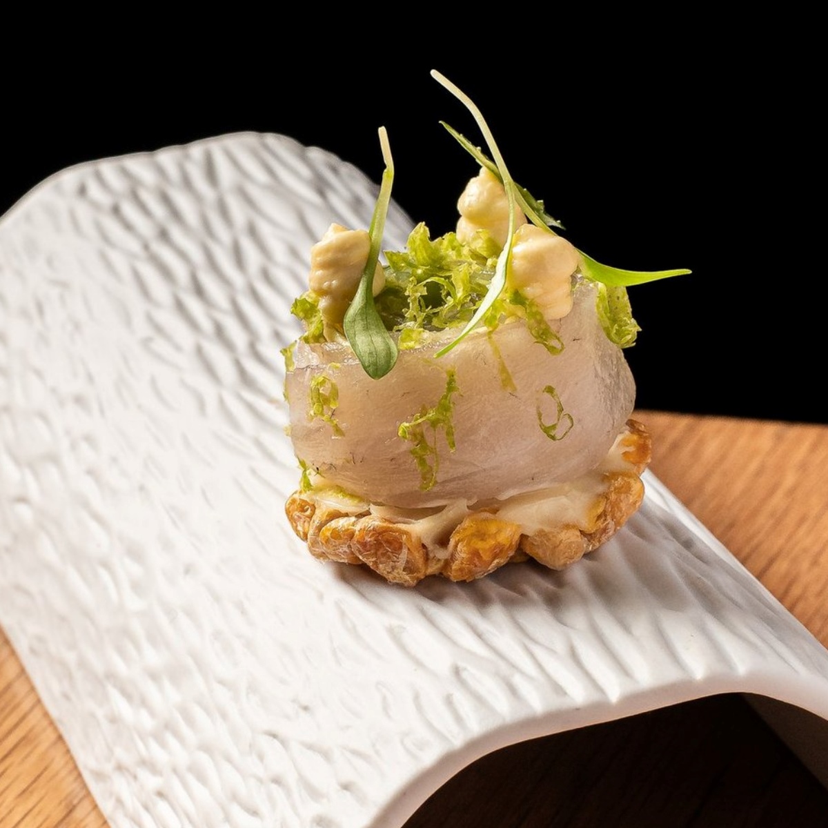 Tostada de ceviche de lubina, un snack clásico del restaurante Mont Bar, ahora con dos Estrellas MICHELIN en Barcelona. © Mont Bar