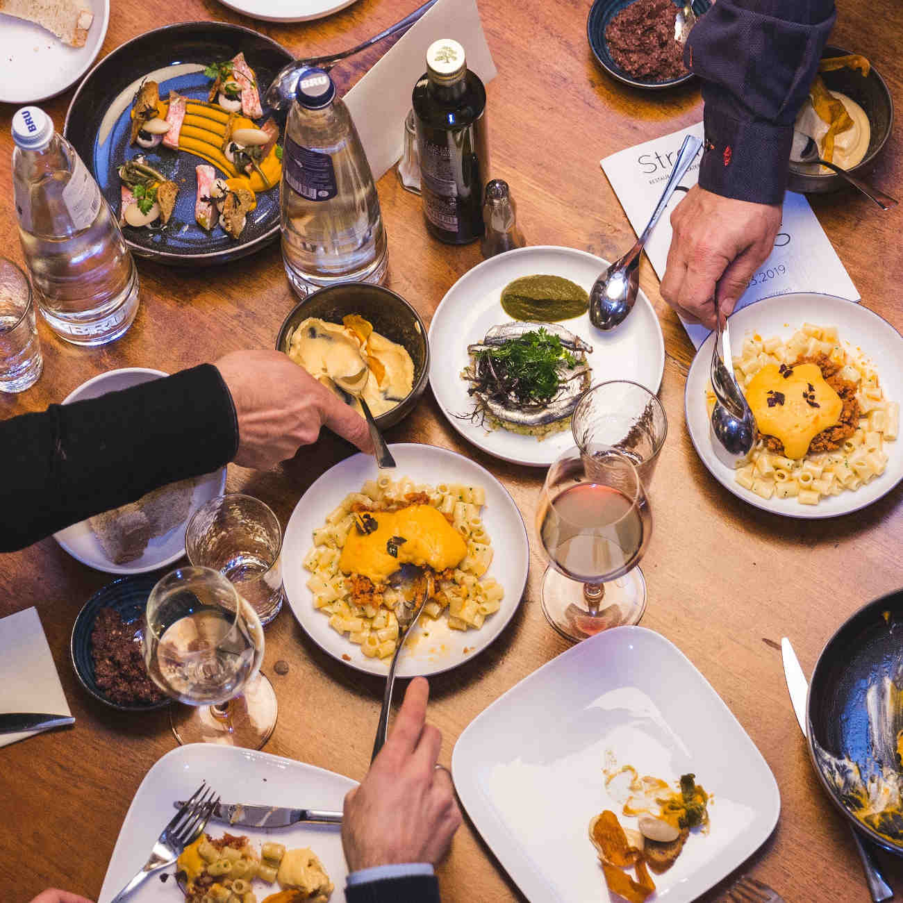 Au Strofilia, la générosité grecque est à l'honneur © Zodiac Creative Arts Productions