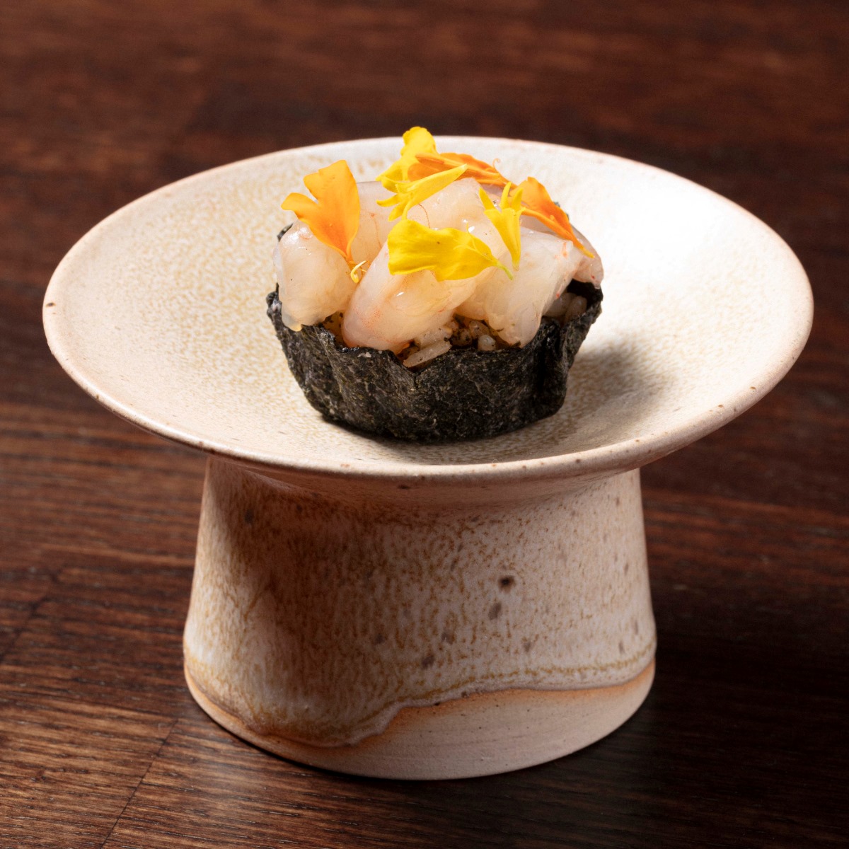 Gim bugak, arroz de sushi templado, aceite de nori casero y gambas crudas marinadas en soja y mirin: un bocado que fusiona Corea y Japón, desde el restaurante EMi de Madrid. © Francis Rosso/EMi