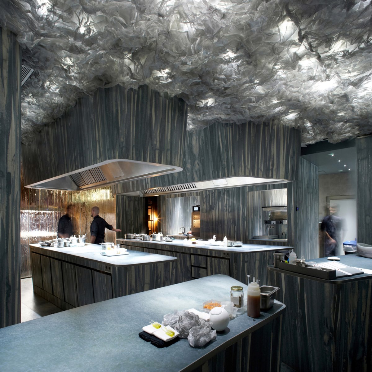 El sorprendente interior del restaurante Enigma, ahora con dos Estrellas MICHELIN en la Ciudad Condal. © Moisés Torné/Enigma