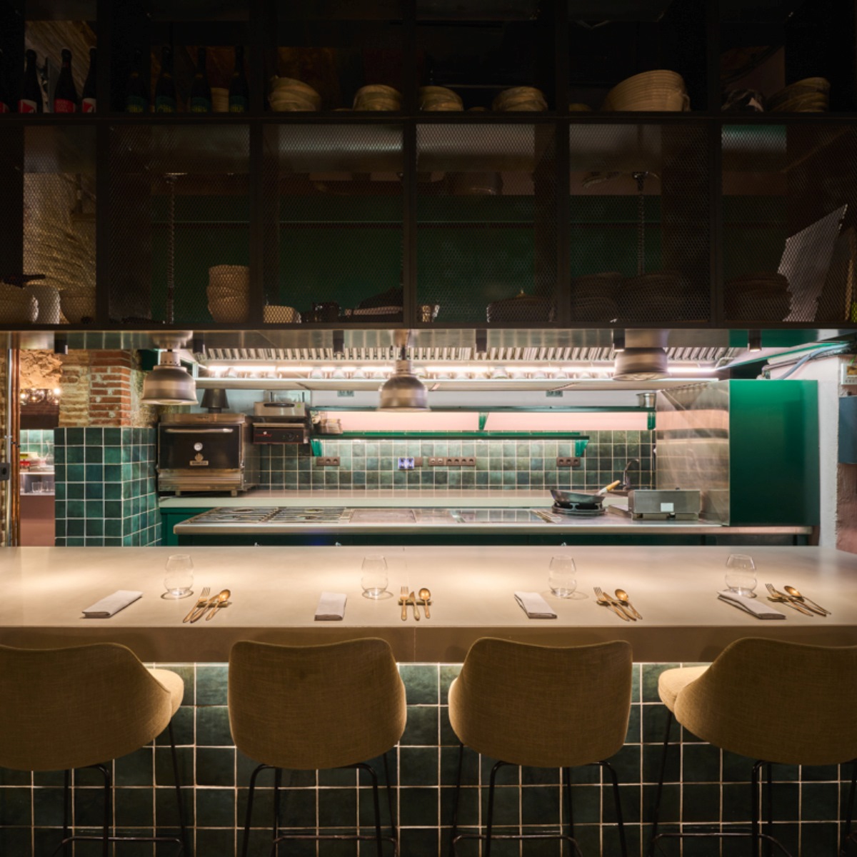 El restaurante Slow & Low apuesta por el concepto de cocina vista, por eso cuenta con dos barras desde las que disfrutar del proceso creativo de su equipo de cocineros. © Miquel coll/Slow & Low