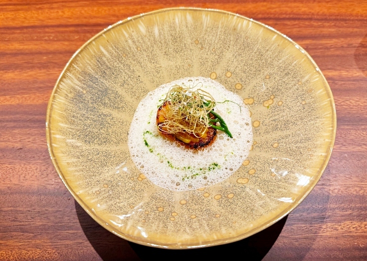 Belén by Paulo Airaudo's Scallop with champagne sauce and chayote. (© The MICHELIN Guide Thailand)