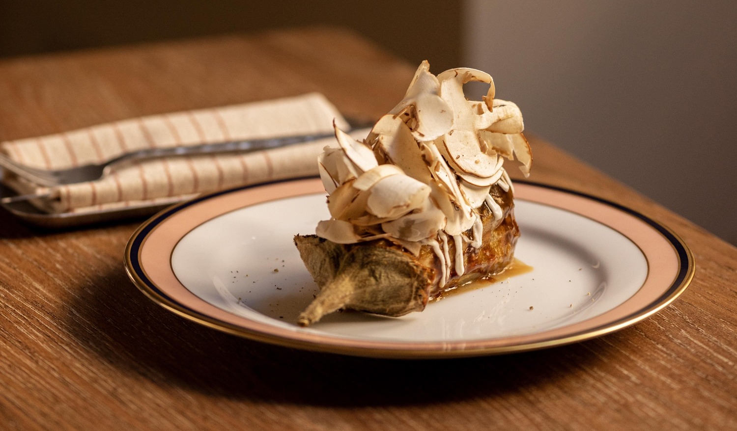 Berenjena glaseada, anguila ahumada y champiñón: un plato de Moral, restaurante Bib Gourmand de Santa Cruz de Tenerife. © Edu Gorostiza/Moral