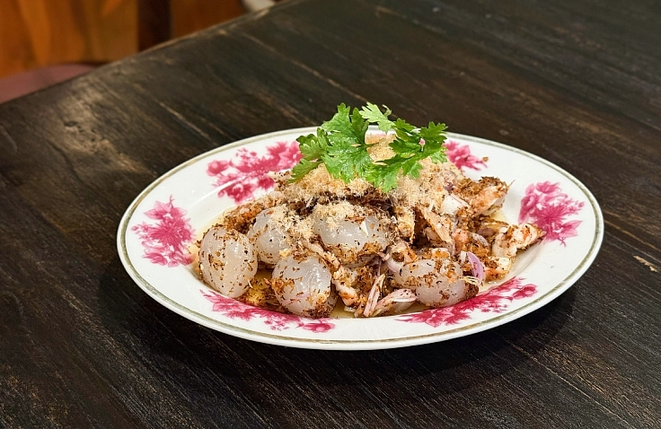 Spicy lychee salad at CHAWEE in Chiang Mai. (© The MICHELIN Guide Thailand)