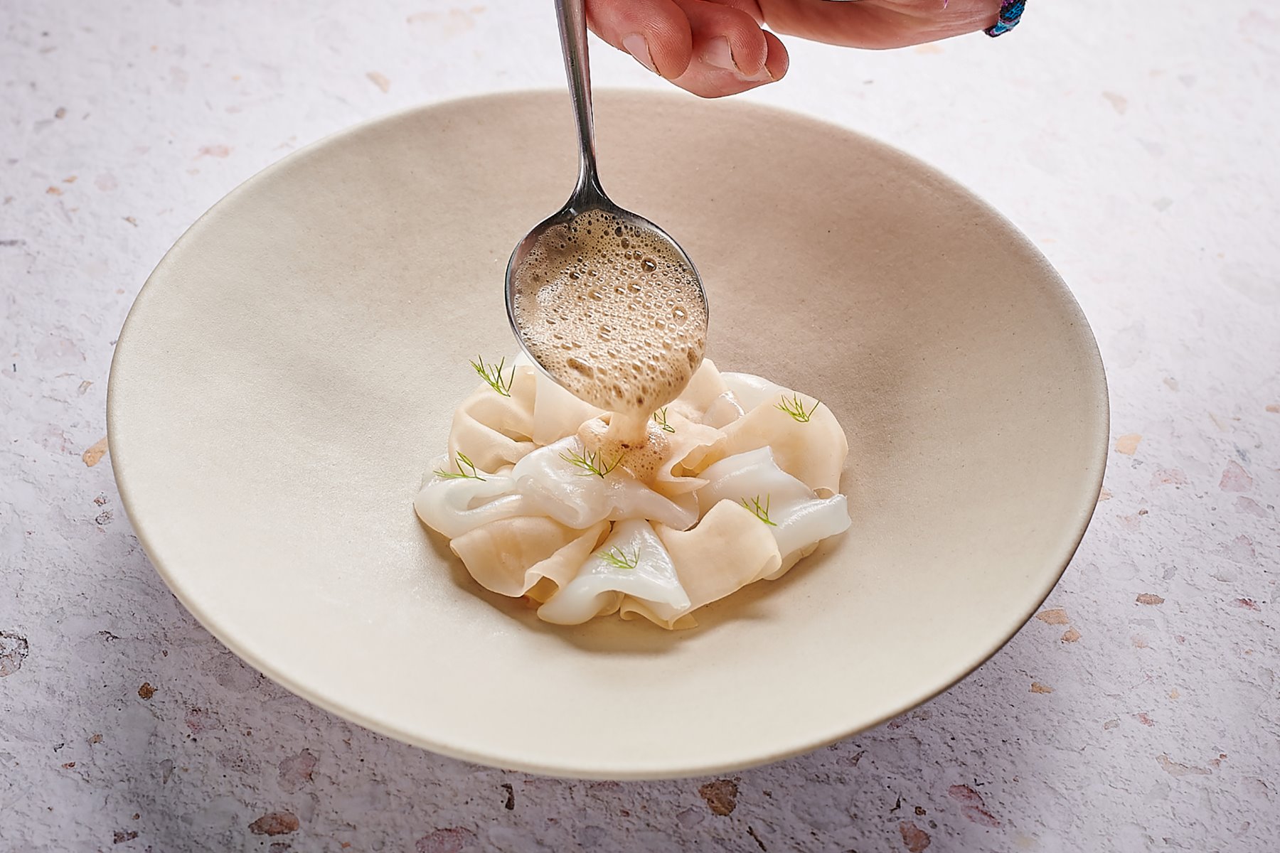 En el restaurante CEBO, los chefs Javier Sanz y Juan Sahuquillo exploran el sabor natural de cada ingrediente mediante un dominio técnico excelente. © CEBO