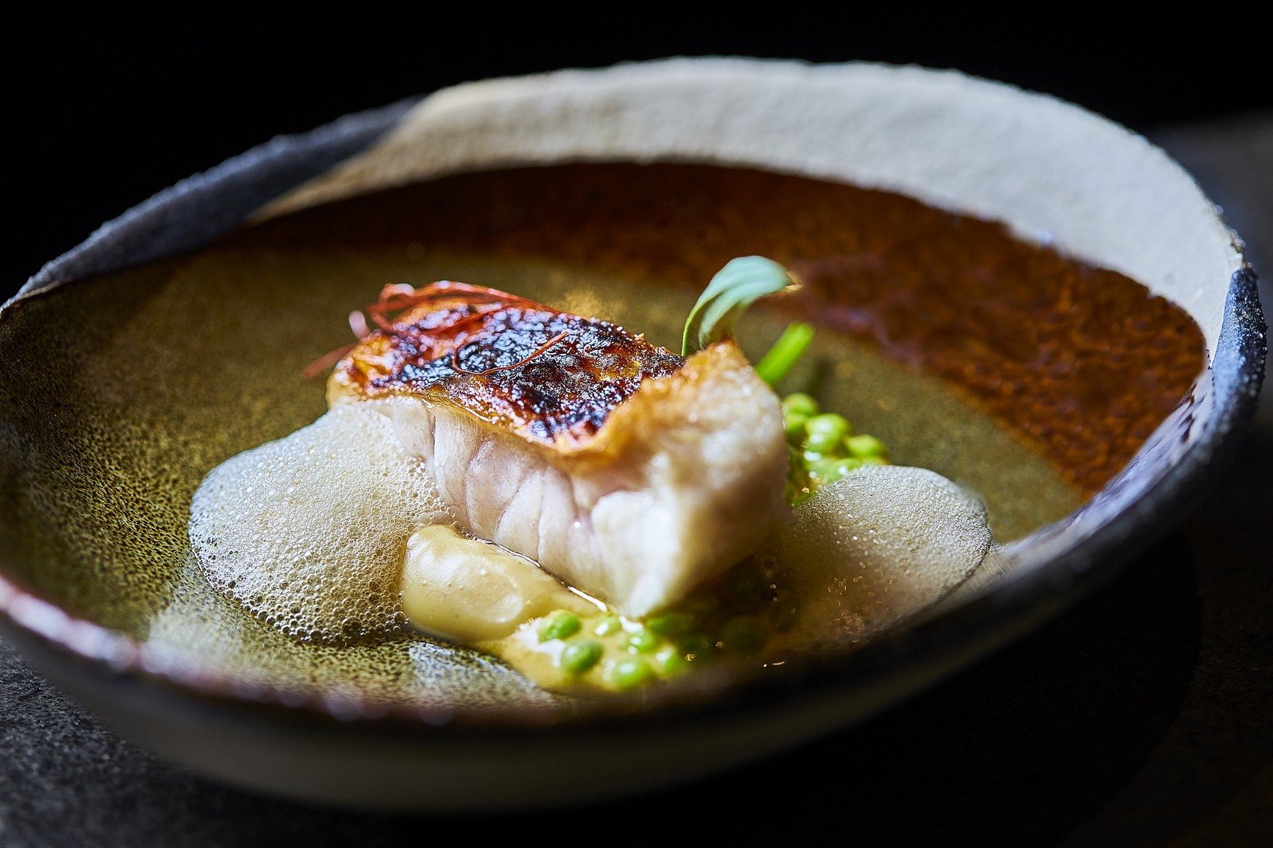 Virrey a la brasa, sabayón de palo cortado y guisantes lágrima: un plato del restaurante Smoked Room, con dos Estrellas MICHELIN en Madrid. © Javier Peñas/Smoked Room