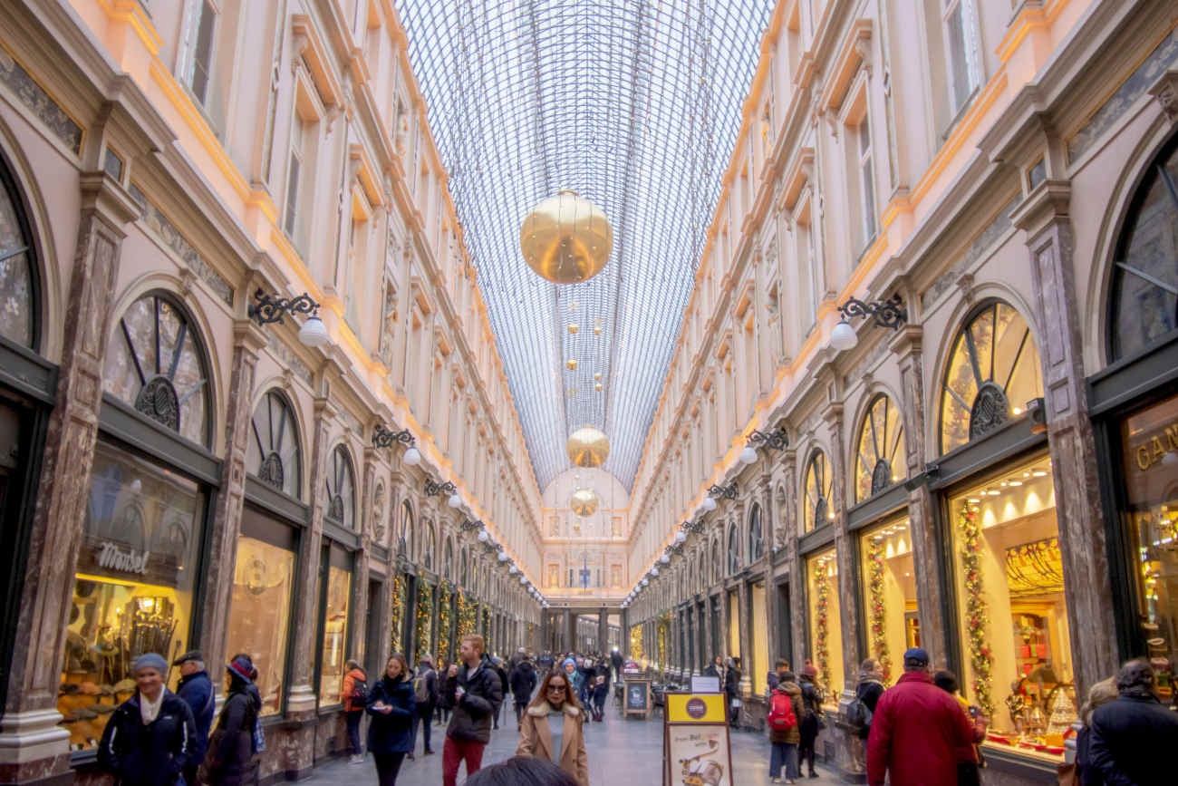 Les Galeries Royales Saint-Hubert ajoutent une touche de luxe au marché de Noël. © choco cookie/iStock