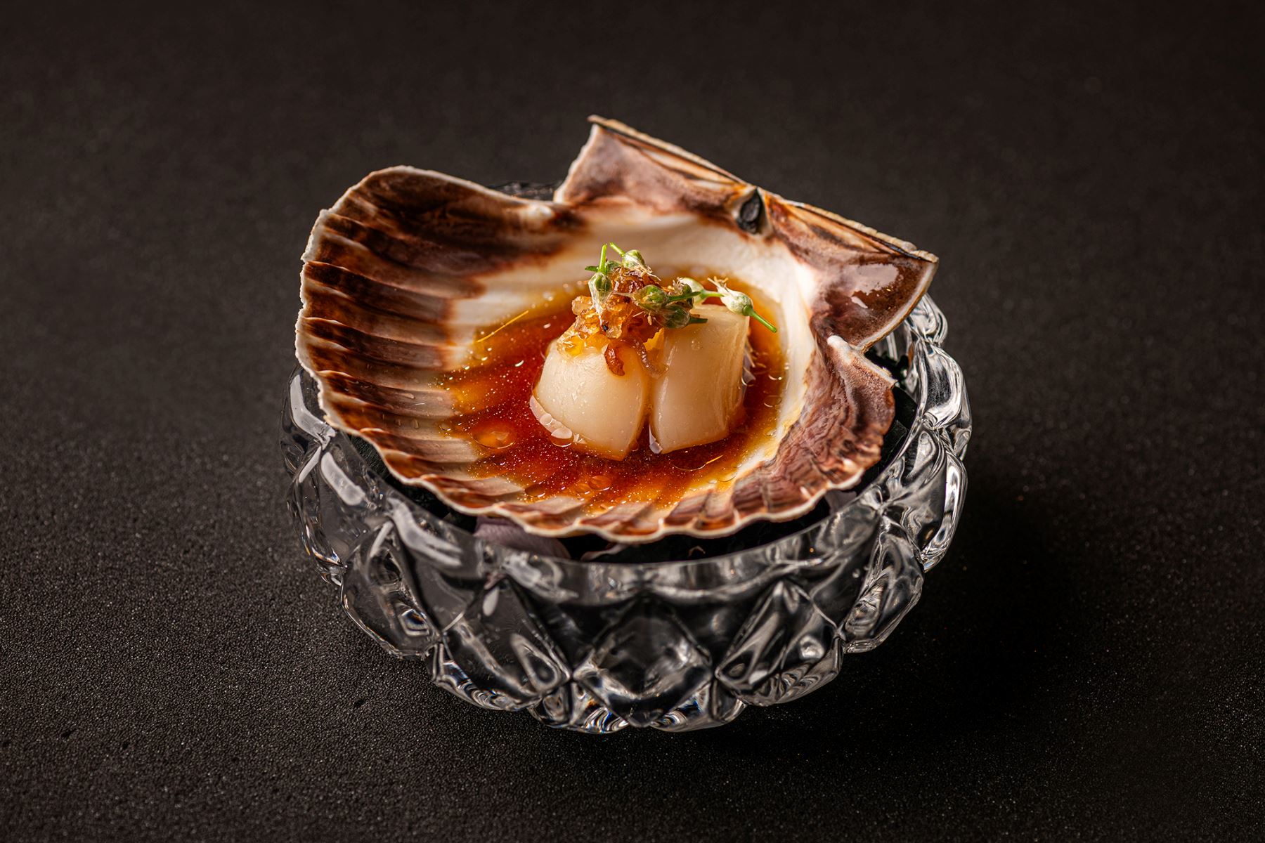 La cocina Kaiseki y su tradición marcan el ritmo del restaurante Sen Omakase, con una Estrella MICHELIN en Madrid. © Peter Marconi/Sen Omakase