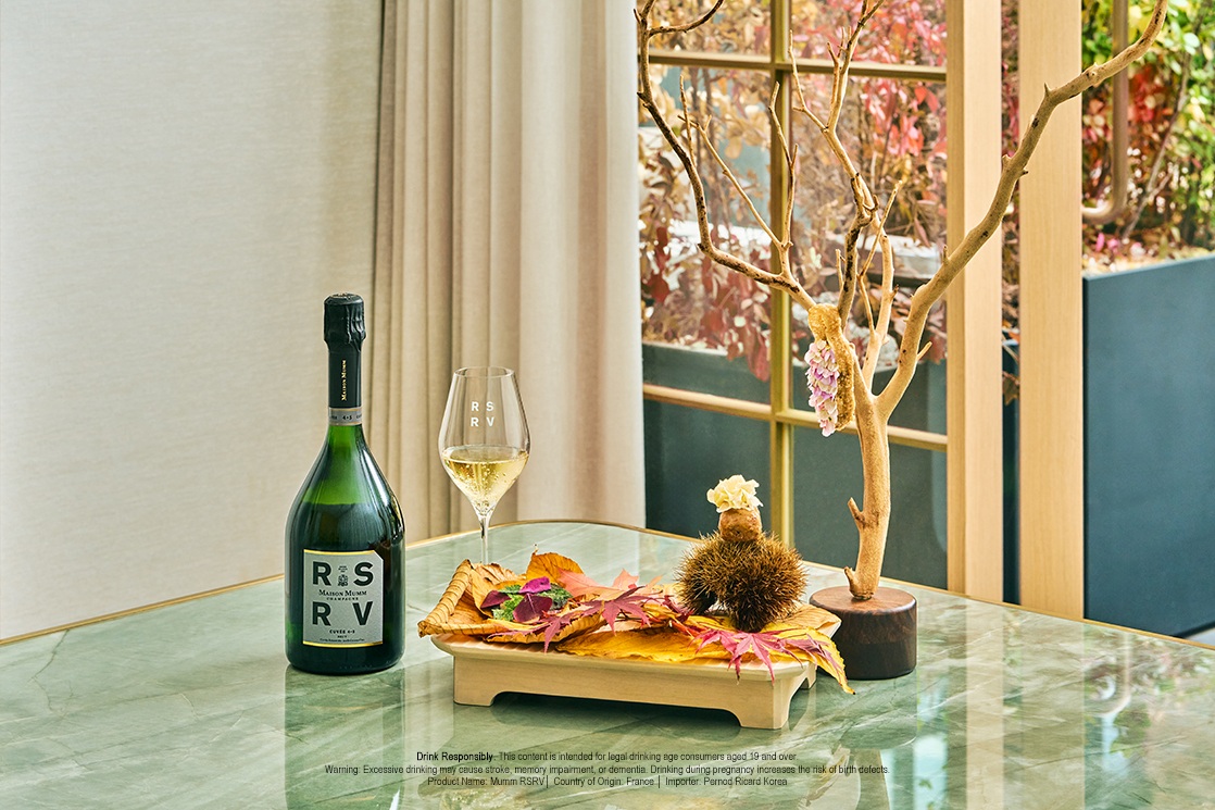 Evett’s “Autumn Bites — Forest Floor” finds balance in the elegance of RSRV Cuvée 4.5. ©The MICHELIN Guide