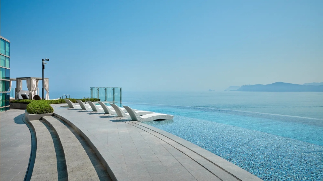 The infinity pool at SIGNIEL Busan blurs the boundary between water and horizon, offering spectacular coastal views. © SIGNIEL Busan