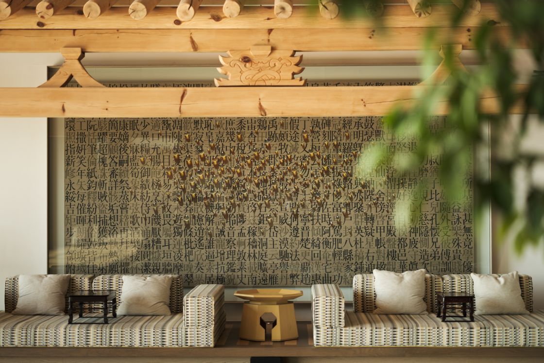 Modern hanok-inspired design and a prominent artwork by Kim Tschang-Yeul welcome guests into the lobby of JW Marriott Jeju Resort & Spa. © JW Marriott Jeju Resort & Spa