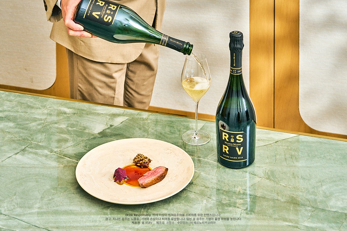 오리의 깊은 풍미에 RSRV 랄루 2013이 더하며, 땅의 맛과 테루아의 샴페인이 잔 위에서 만나는 순간. ©The MICHELIN Guide