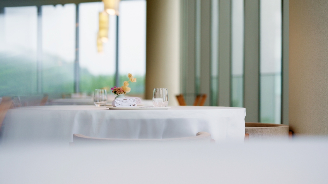 At Palate, refined contemporary cuisine meets coastal views — a serene dining room that celebrates seasonal local ingredients with a French touch. © The MICHELIN Guide