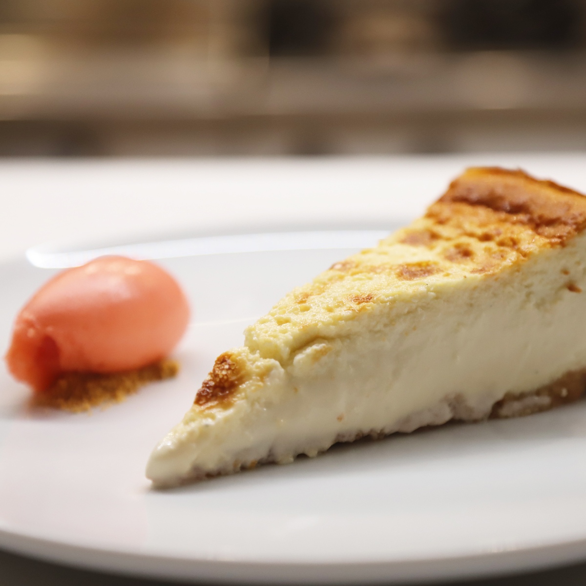 Tarta de queso con helado de fresa, uno de los postres que puedes encontrar dentro del apartado Golmajería, un término popular en La Rioja para referirse a los dulces y las golosinas. © Fotos Rodríguez/Morro Tango