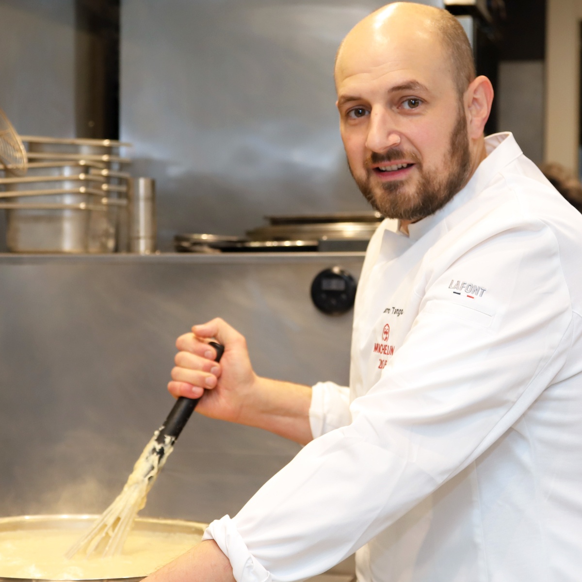 El chef Cristóbal Castillo, con la chaquetilla Bib Gourmand de la Guía MICHELIN, trabajando en la cocina. © Fotos Rodríguez/Morro Tango