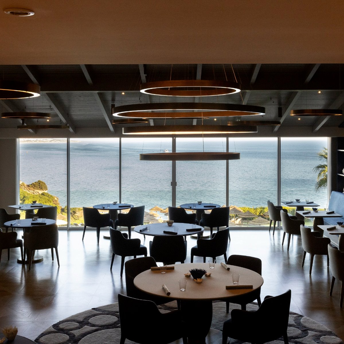 O restaurante Ocean, com duas Estrelas MICHELIN, é um convite a viajar com o paladar desde o Algarve e com vista para o Atlântico. © Carles Allende/Ocean