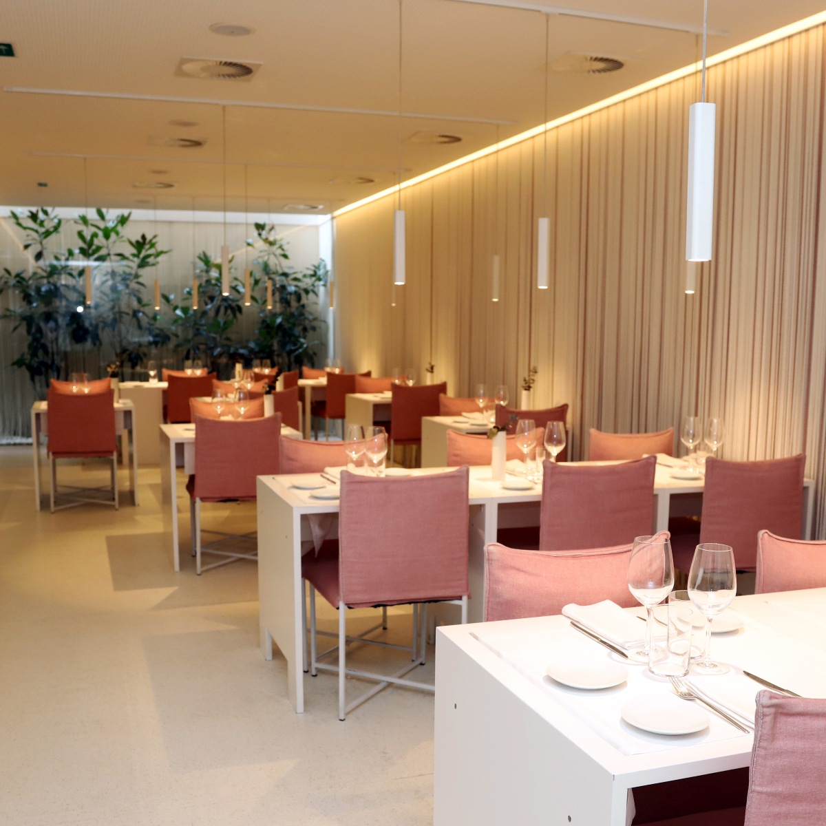 Una vista de la sala, con esas llamativas cortinas espirales que concilian tradición y modernidad. © Fotos Rodríguez/Morro Tango