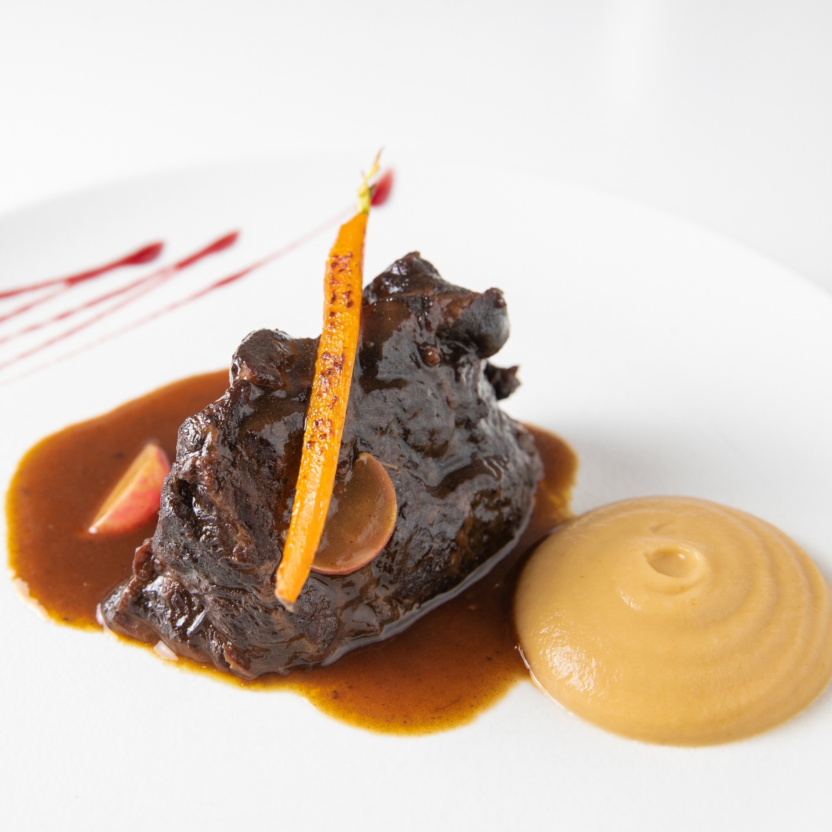 Carrilleras cocinadas al vino tinto con puré de manzana asada. © Rodrigo Jiménez/Morro Tango