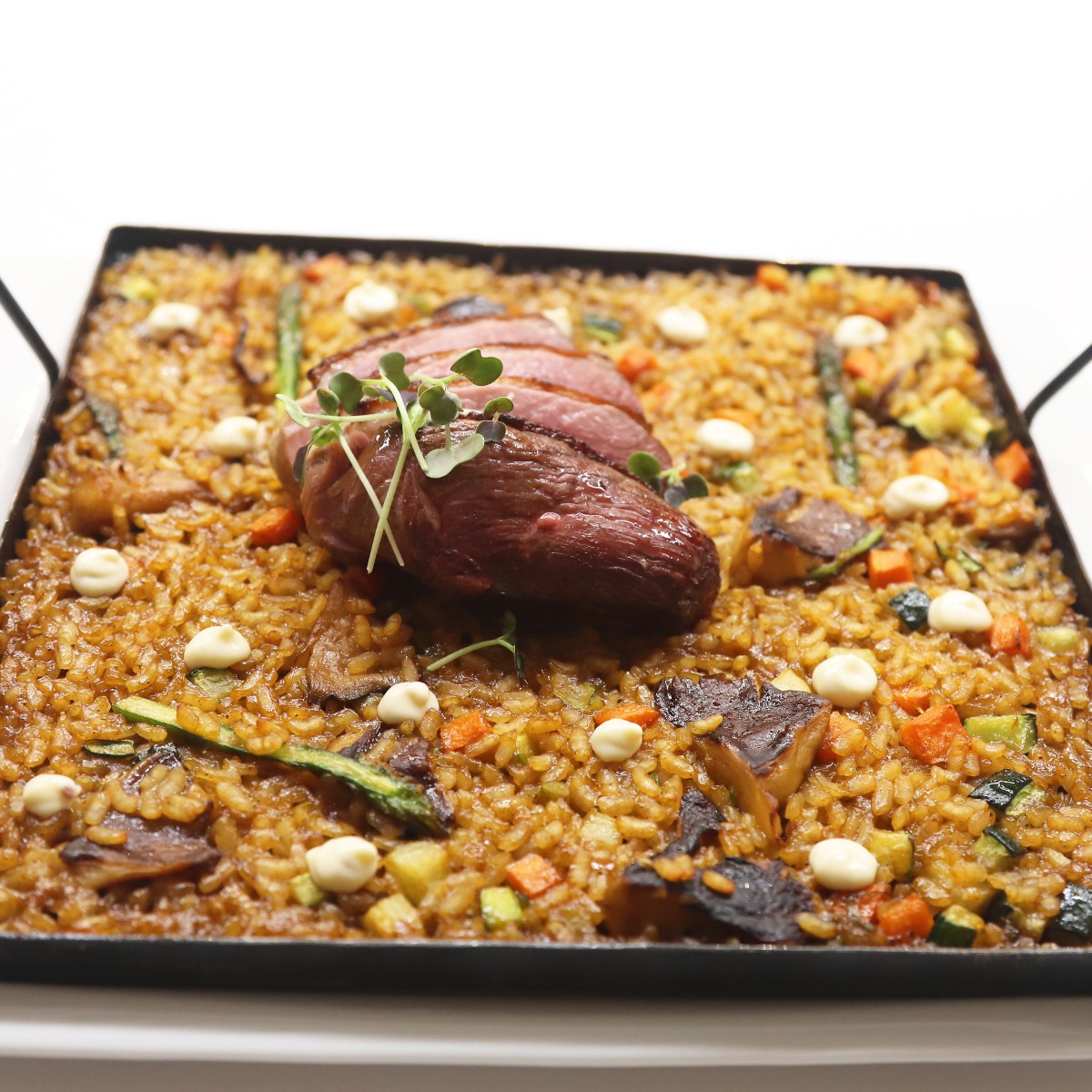 Arroz seco de la huerta con magret y mahonesa de ajo asado. © Fotos Rodríguez/Morro Tango