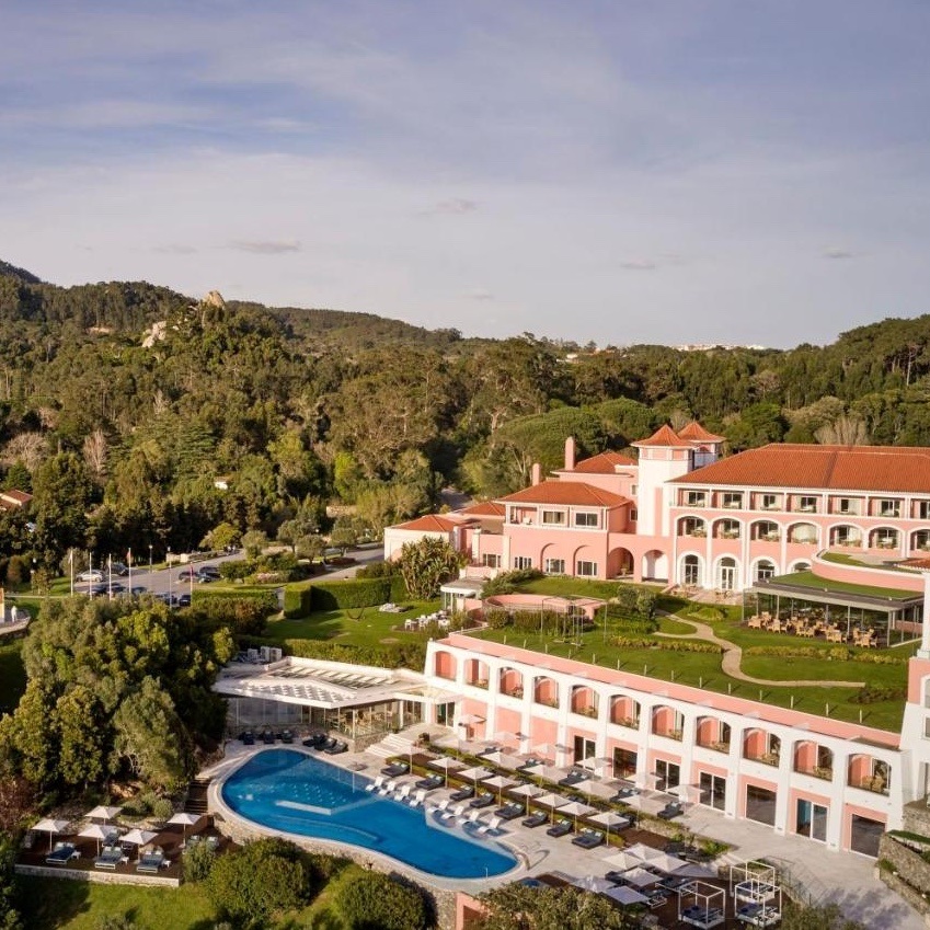 O Penha Longa Resort, com tres Chaves MICHELIN, está localizado no privilegiado entorno do Parque Natural de Sintra-Cascais, em Portugal. © Penha Longa Resort