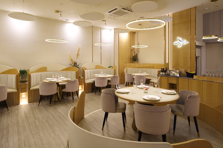 The FRONT HOUSE treats dining as a full experience, from the warm tones greeting guests at the door to a menu filled with personal memories and service that strikes the perfect balance of attentiveness and subtle detail. (© PCS Photo Studio)