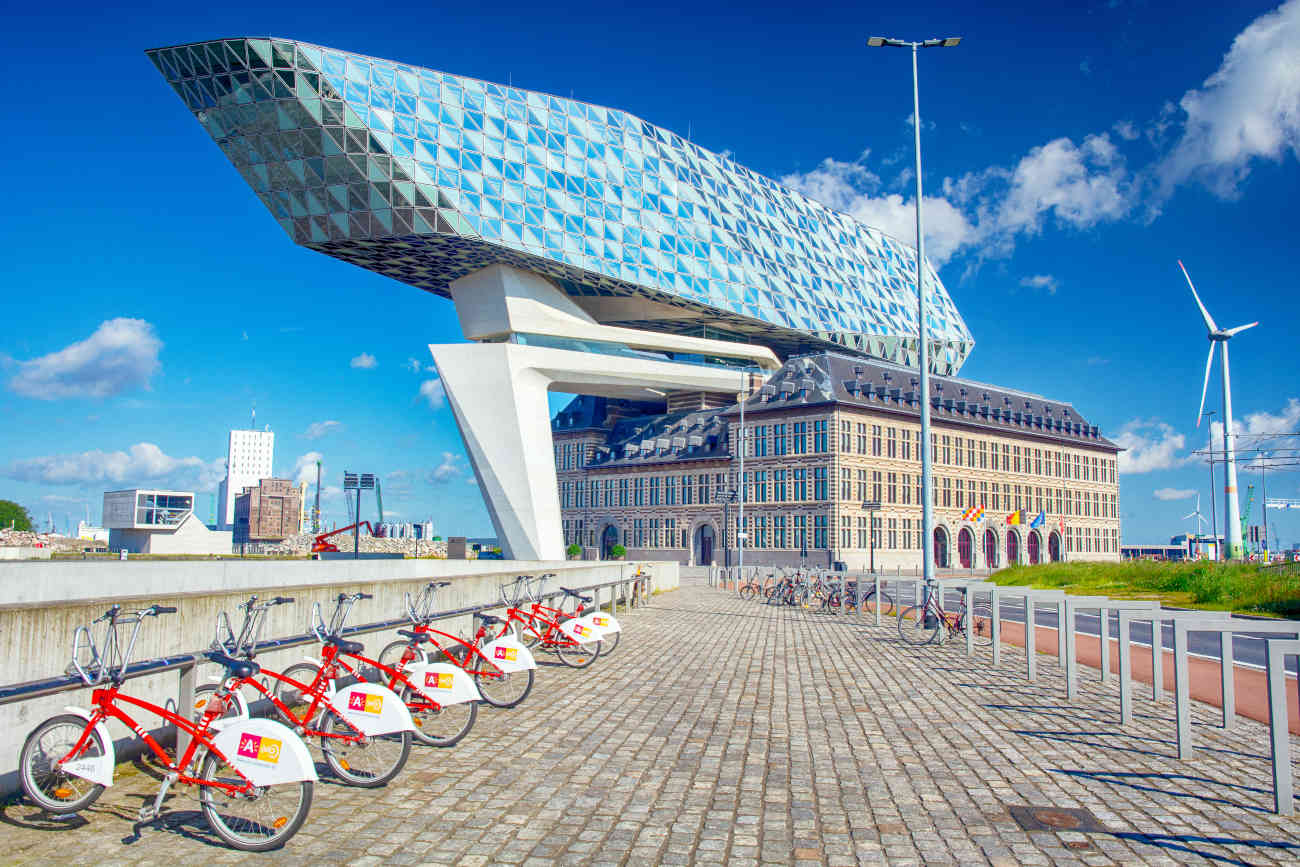 Het futuristische Havenhuis in Antwerpen, van de hand van architecte-designer Zaha Hadid. © alxpin/iStock