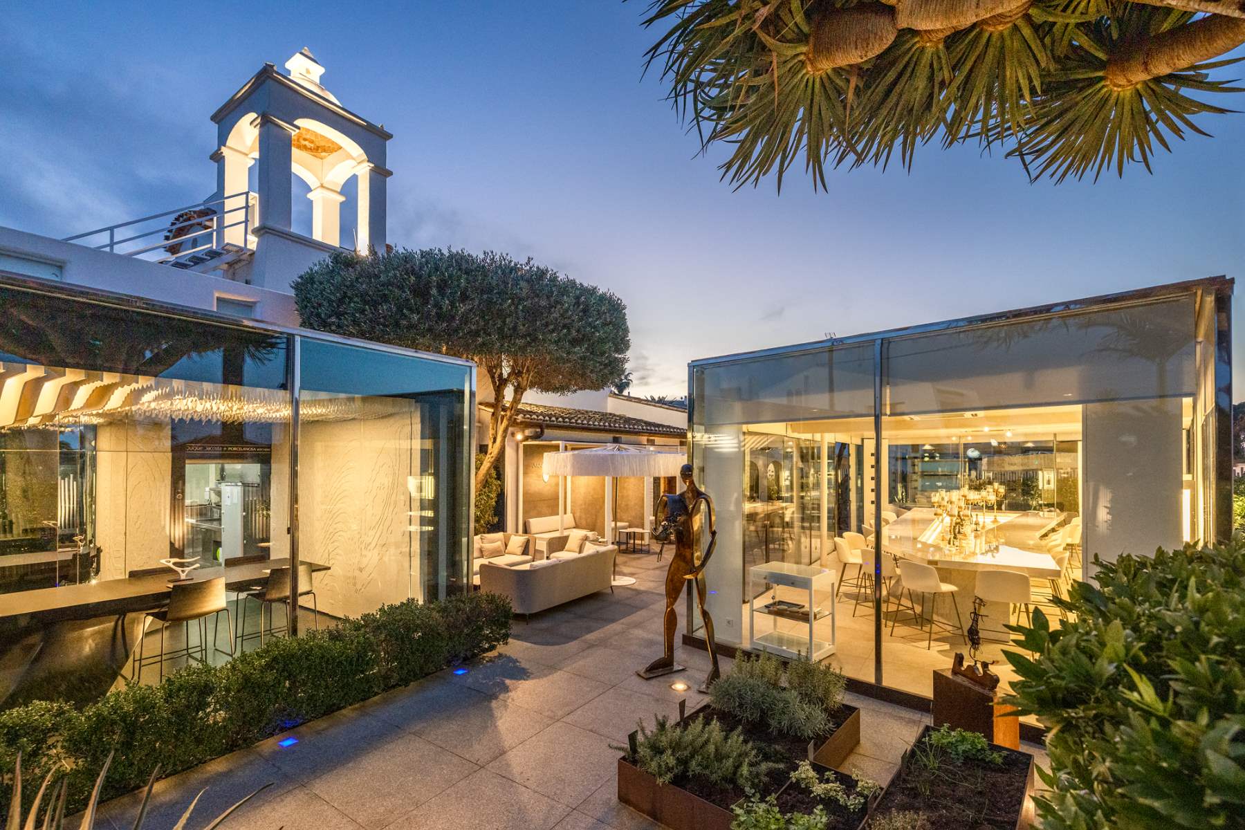 Exterior del restaurante Quique Dacosta: vidriado, moderno y sumamente sofisticado. © Quique Dacosta