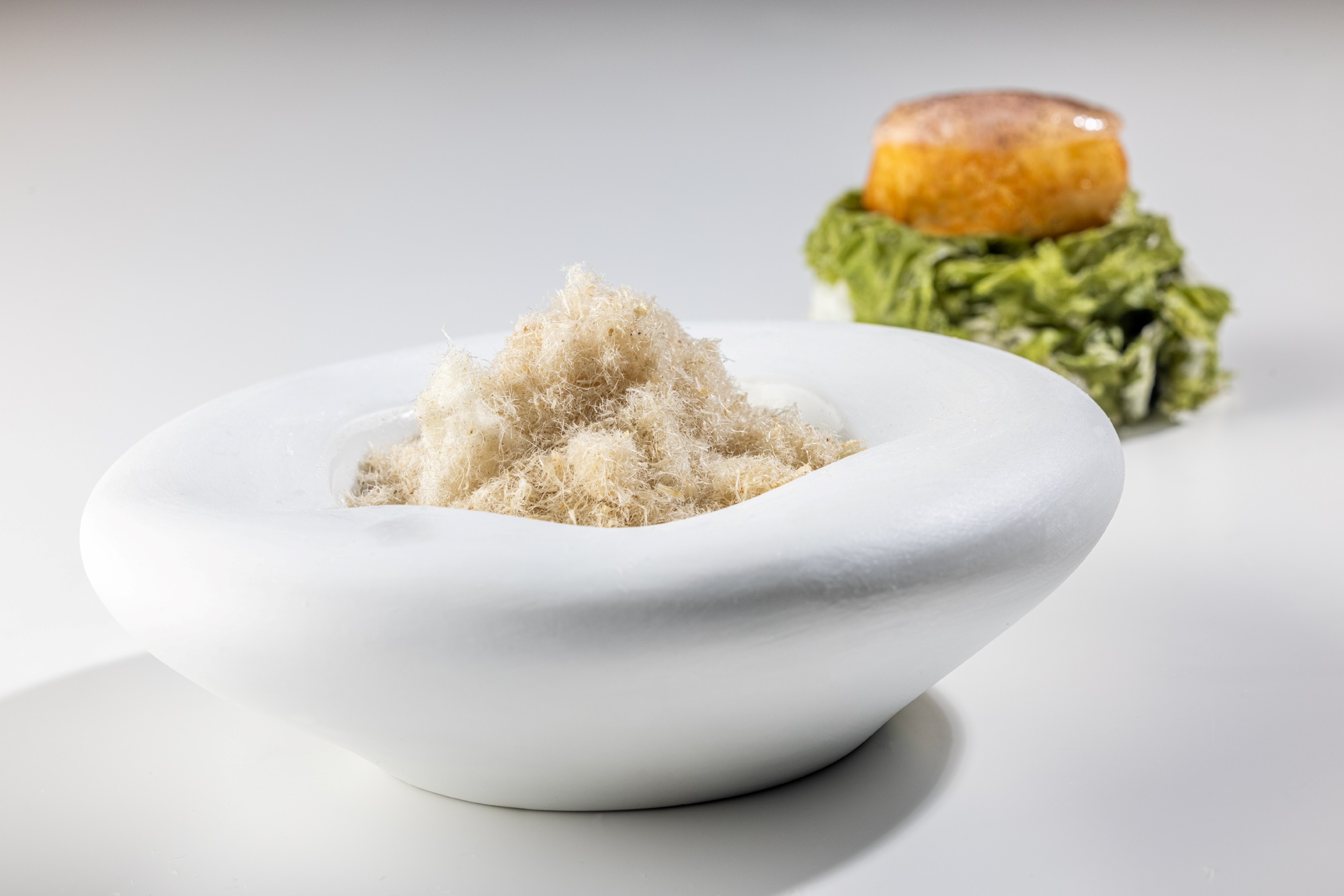 Pavia frita, uno de los platos del menú de 2025 del restaurante Quique Dacosta, nació de una pregunta: “¿es posible hacer una fritura de pescado cuyo interior sea cremoso, casi líquido?”. © Quique Dacosta