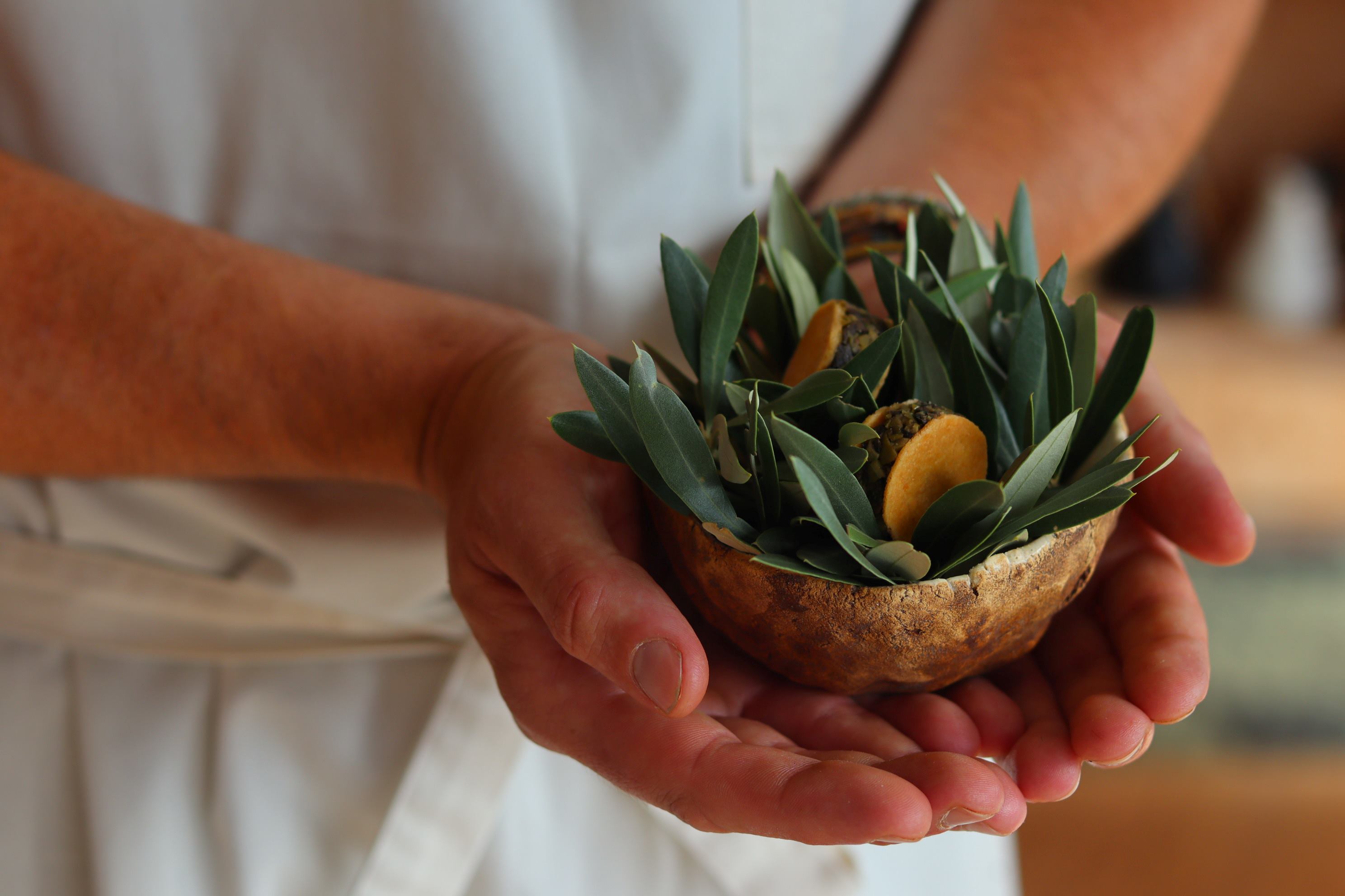 Tostinha crocante de queijo recheada com tapenade de azeitona do restaurante Terruja, reconhecido com o Bib Gourmand em Alvados. © Francisco Graça/Terruja