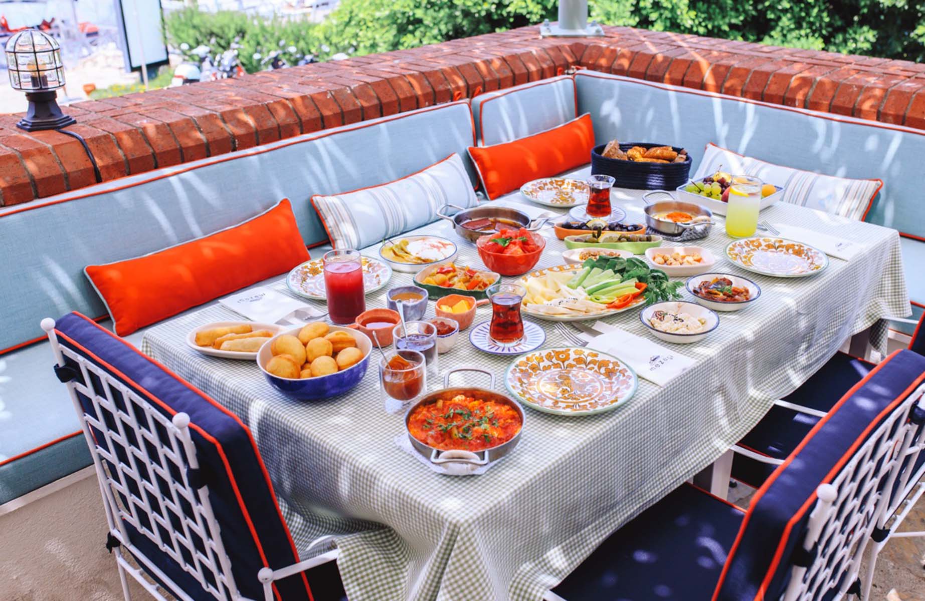 Terrasse du restaurant Mezegi. ©Mezegi