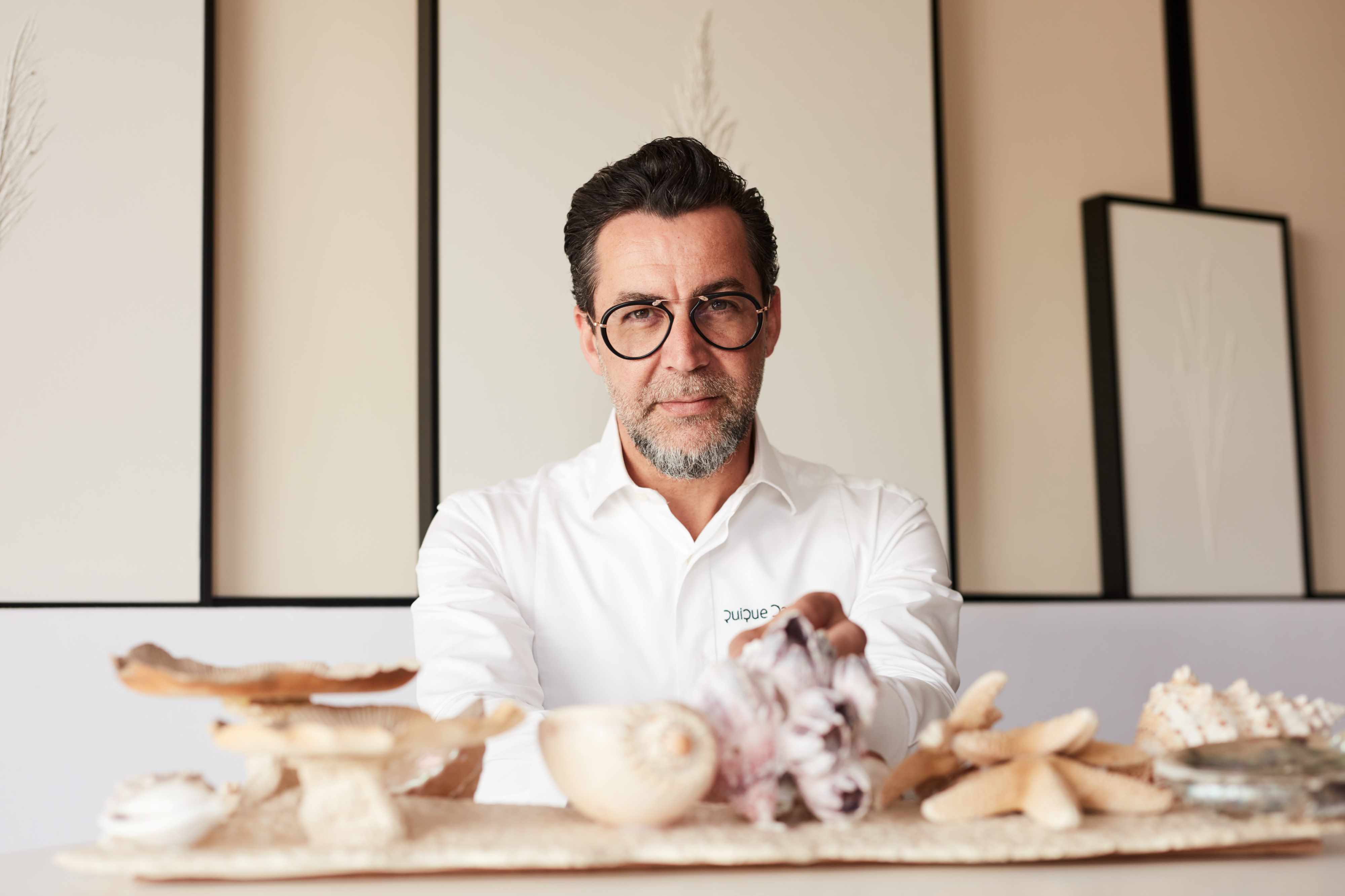 El chef Quique Dacosta en su restaurante homónimo en Dènia, con tres Estrellas MICHELIN, donde ‘cocina la belleza’ y forma a jóvenes cocineros cada año. © Papo Waisman/Quique Dacosta