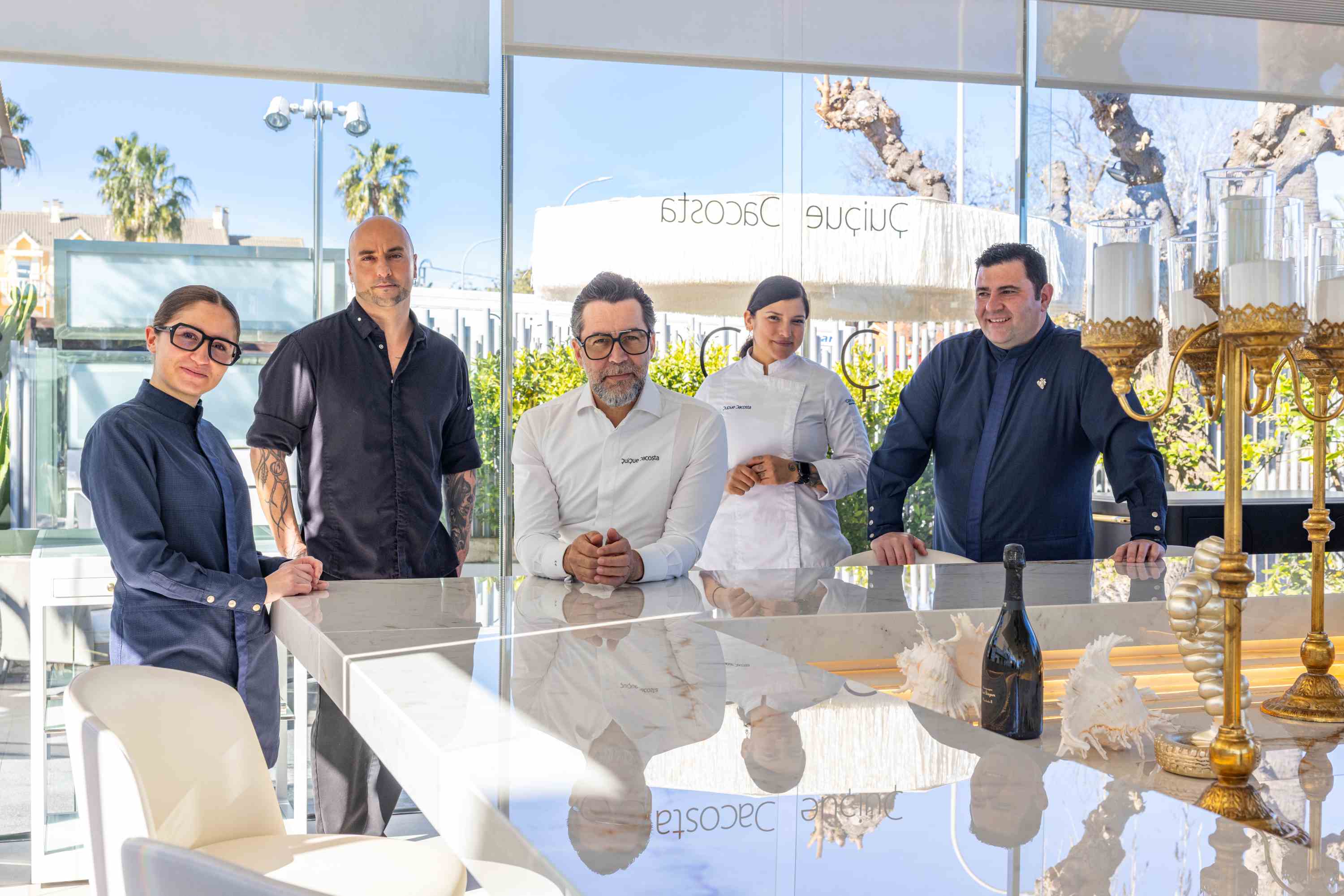 Parte del equipo del restaurante Quique Dacosta, en Dènia, con el chef en medio. © Restaurante Quique Dacosta