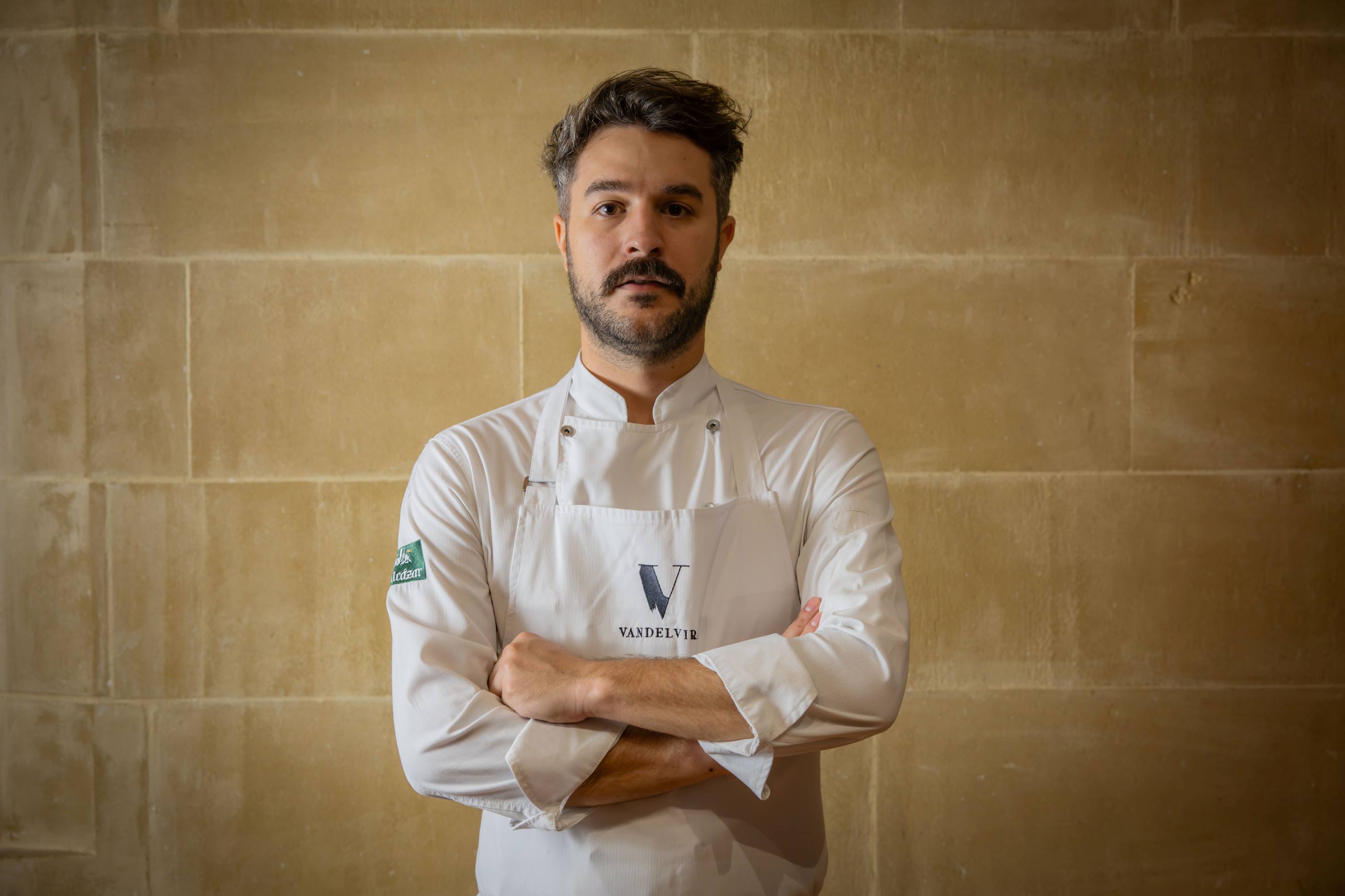 Retrato de Juan Carlos García, reconocido con el Premio MICHELIN al Joven Chef 2026 por su trabajo en el restaurante Vandelvira, de Baeza. © Vandelvira.