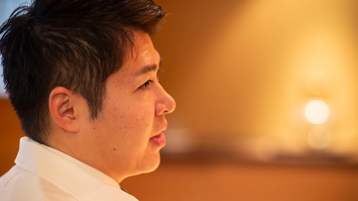 「炎水」店主、伊藤龍亮氏 © Hisashi Yoshino / The MICHELIN Guide