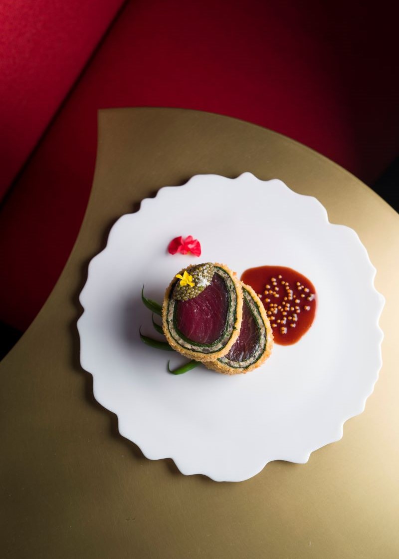 WELLINGTON vom Thunfisch · Radieschen · Sauce Beaujolaise - eine Kombination, die unglaublich harmonisch ist. © Tantris