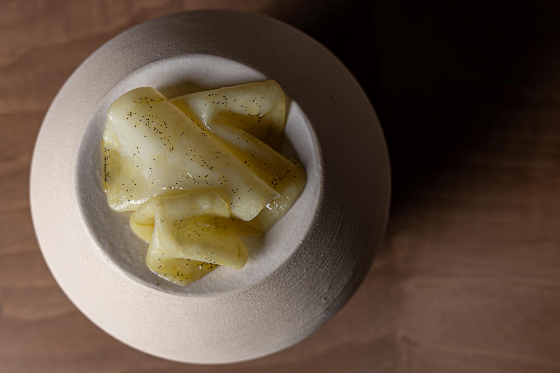 Patatas, kombu, arbequina y vainilla, un plato elegante y delicioso del restaurante Valdelvira. © Valdelvira