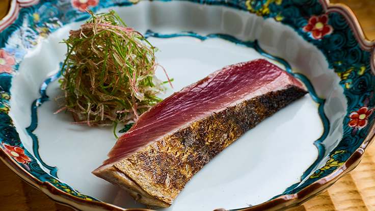 「伯雲」鰹の塩たたき。藁の香りと、皮目を焼いた香ばしさをまとう © Hakuun