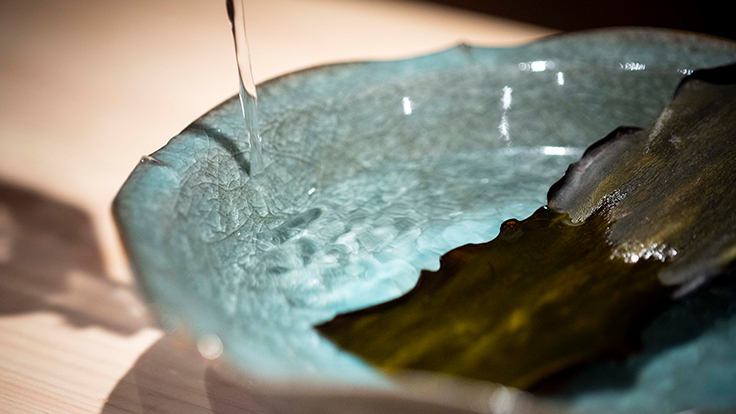 奥井海正堂の蔵囲昆布に合わせる水は鹿児島県垂水市から © Hisashi Yoshino / The MICHELIN Guide