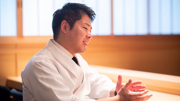 「炎水」店主、伊藤龍亮氏 © Hisashi Yoshino / The MICHELIN Guide