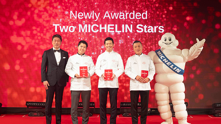 「ミシュランガイド東京2026」にて、二つ星受賞の瞬間。「炎水」伊藤龍亮氏（中央左）、「伯雲」坂本慎吾氏（中央右） © Hisashi Yoshino / The MICHELIN Guide