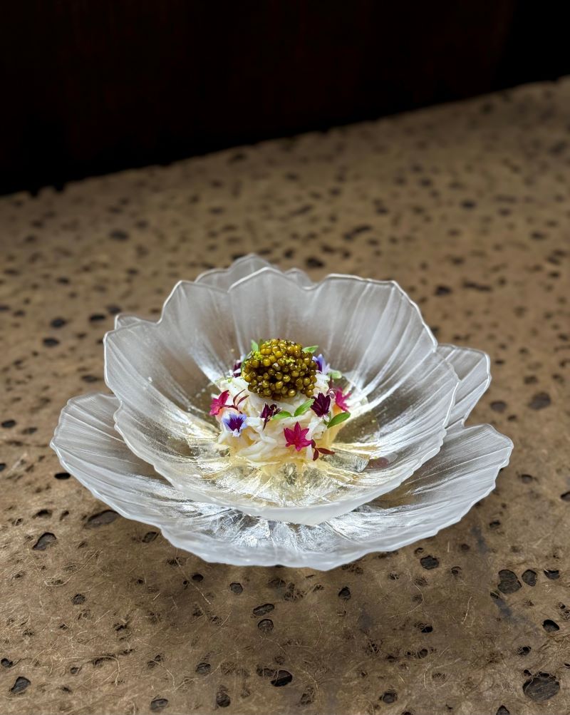 Norwegische Königskrabbe: Das gezupfte Fleisch der Königskrabbe ist auf einem Nest aus Somen-Nudeln angerichtet und wird mit einem Löffel Imperial Kaviar getoppt. © Pieter d'Hopp