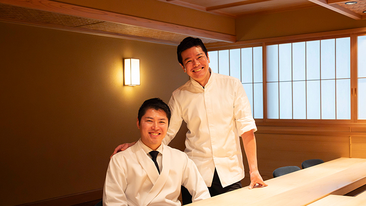 「炎水」伊藤龍亮氏（左）、「伯雲」坂本慎吾氏（右）© Hisashi Yoshino / The MICHELIN Guide