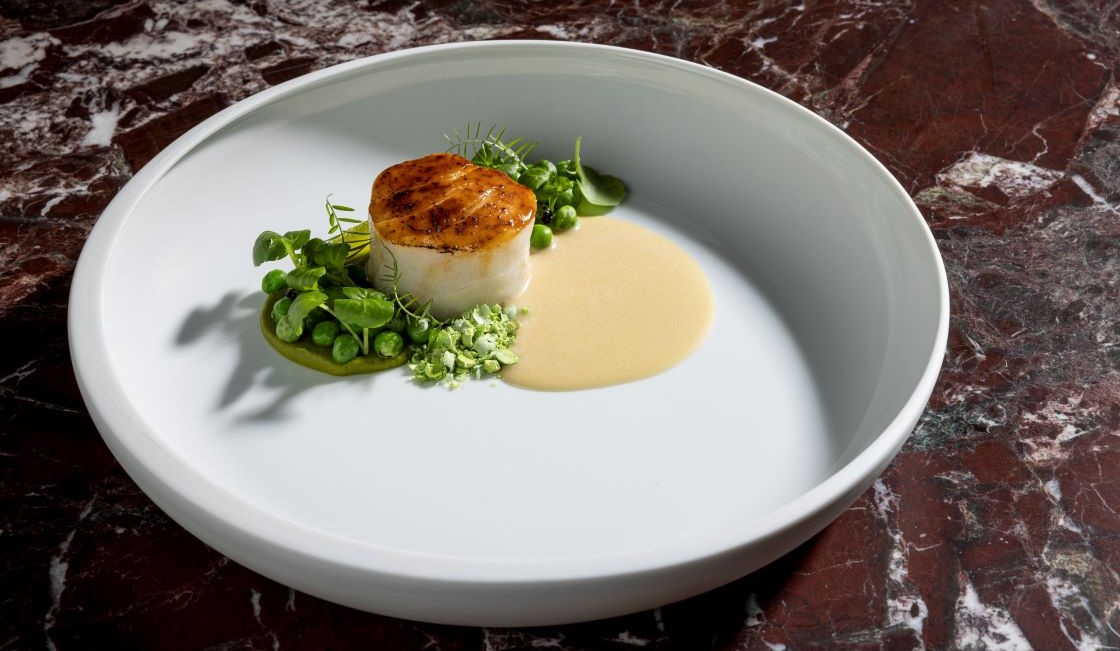 Kabeljau und Erbse im La Vie by thomas bühner - ein Gang, der sowohl handwerklich als auch geschmacklich herausragt und als erstklassig beschrieben werden kann. © Lukas Kirchgasser/LA VIE by thomas bühner