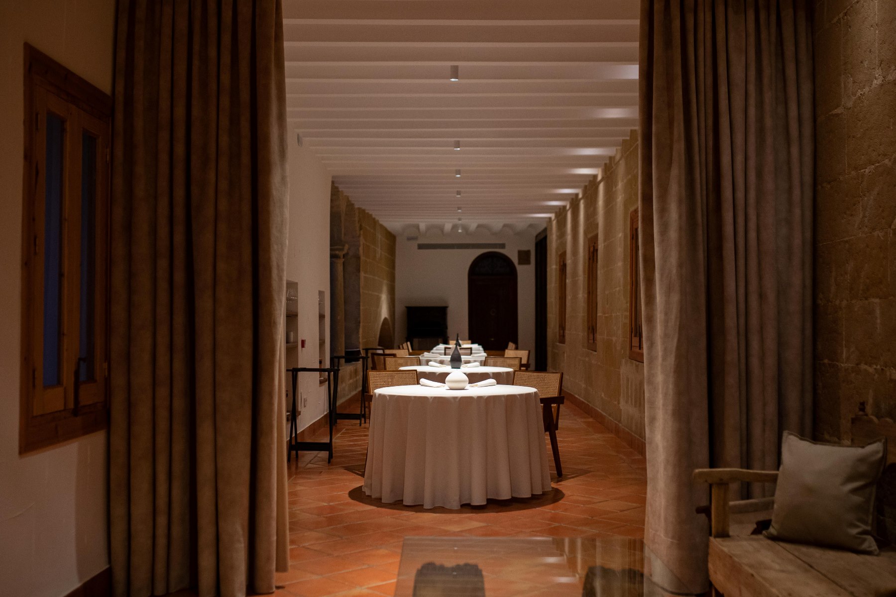 Salón del restaurante Vandelvira, ubicado en un convento renacentista del siglo XVI en la histórica ciudad de Baeza. © Vandelvira