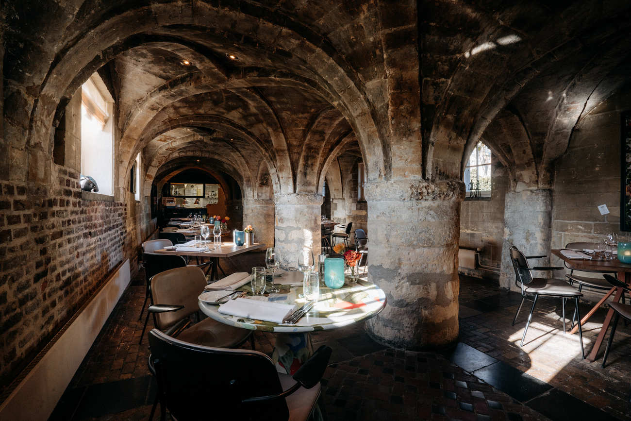 Bij Bib Gourmand L'Auberge eet u onder de gewelven van de oude kapel van kasteel Neercanne. © Guy Houben